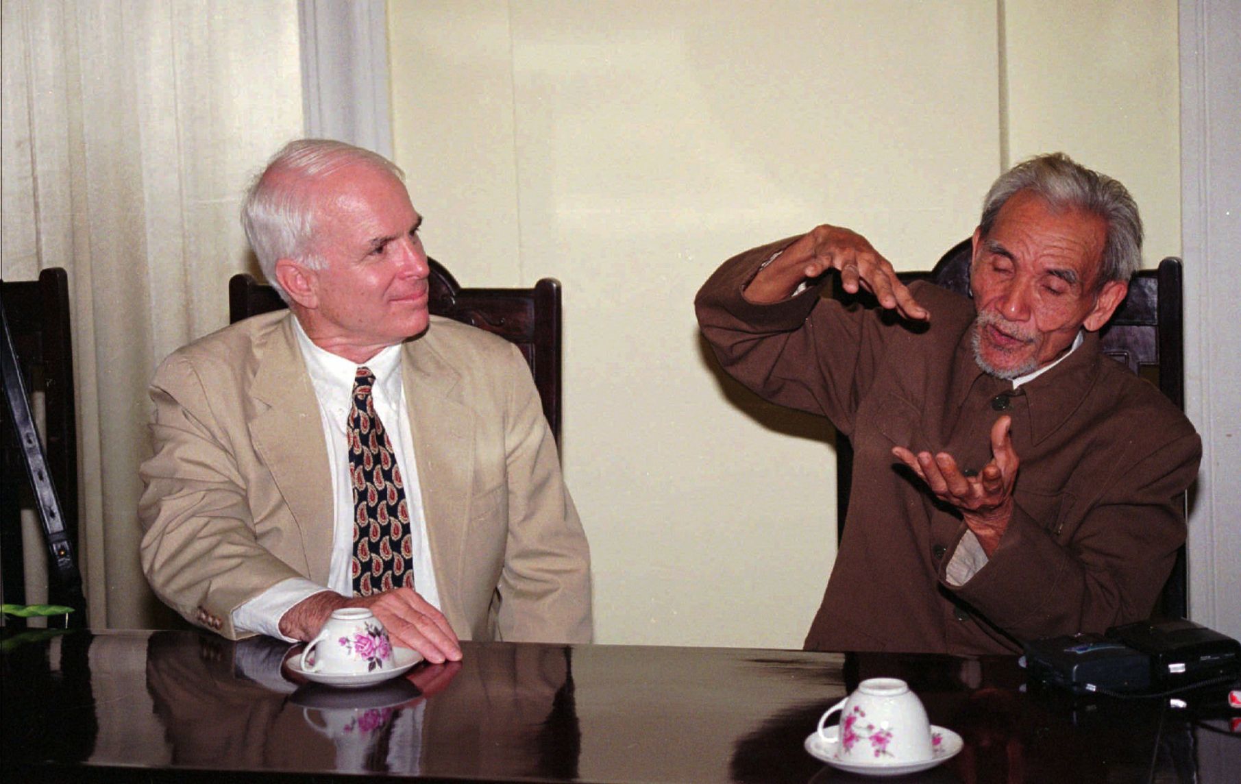 1996: JOHN MCCAIN, MAI VAN ON